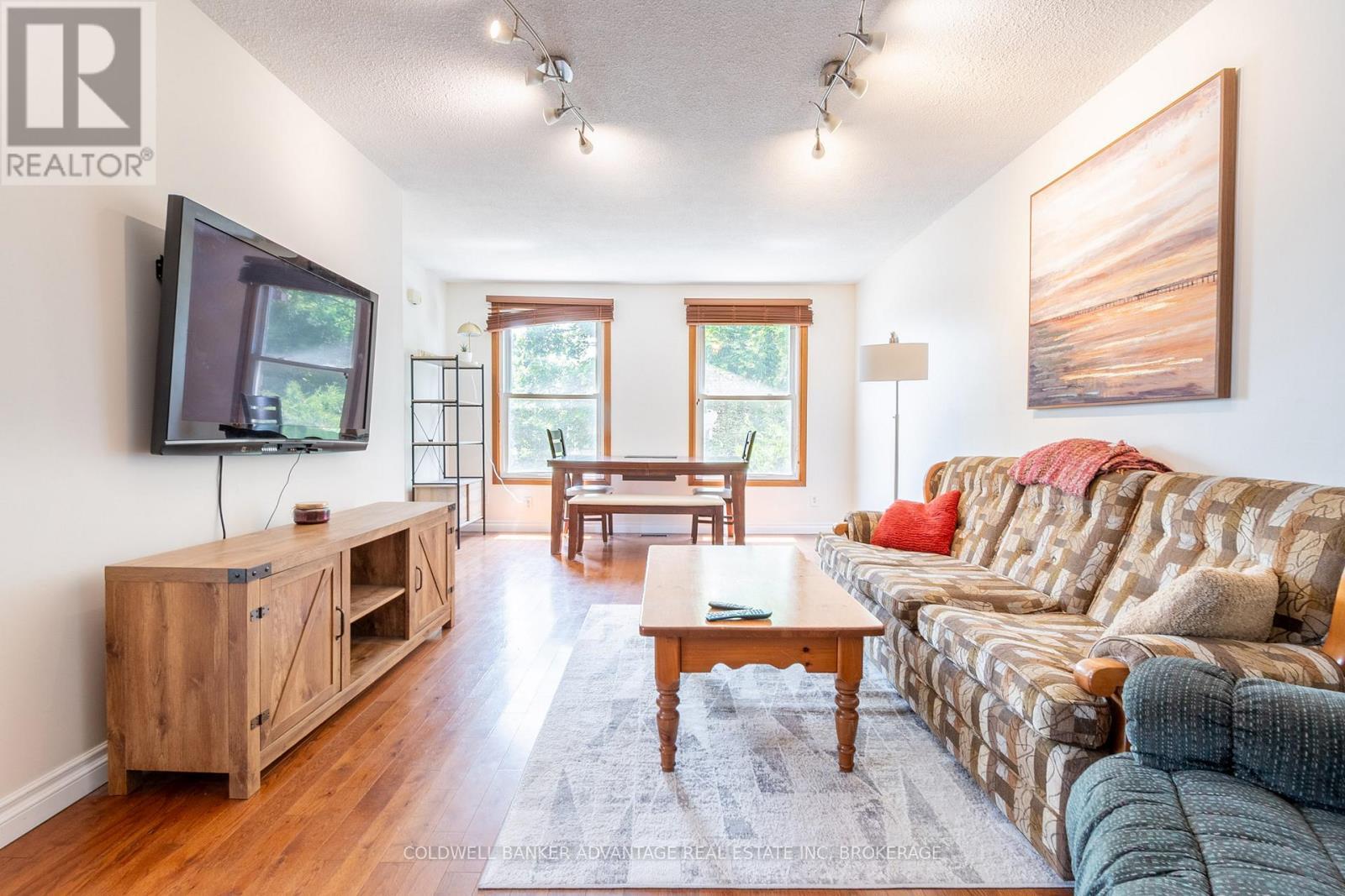 141 Linwell Road, St. Catharines (Lakeport), ON - Indoor Photo Showing Living Room
