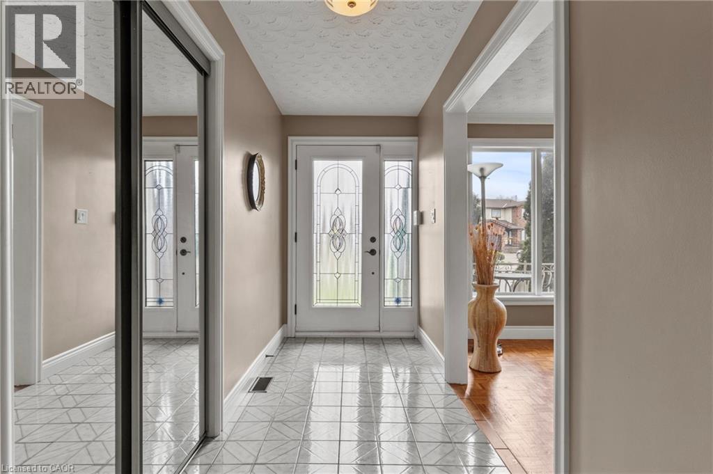 14 Indian Crescent, Hamilton, ON - Indoor Photo Showing Other Room