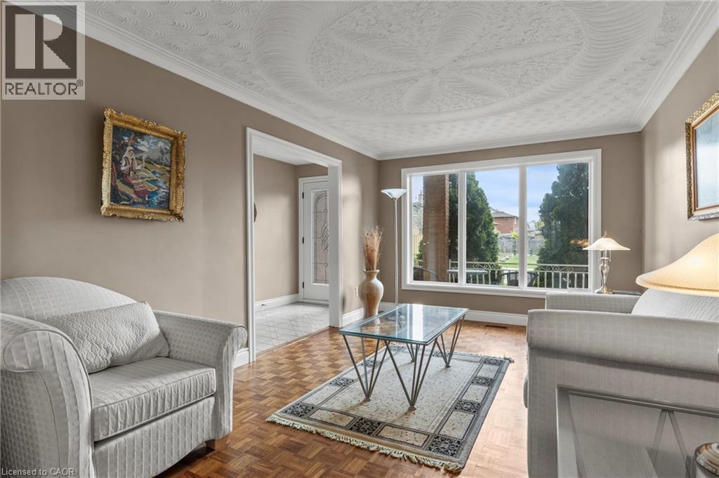 14 Indian Crescent, Hamilton, ON - Indoor Photo Showing Living Room