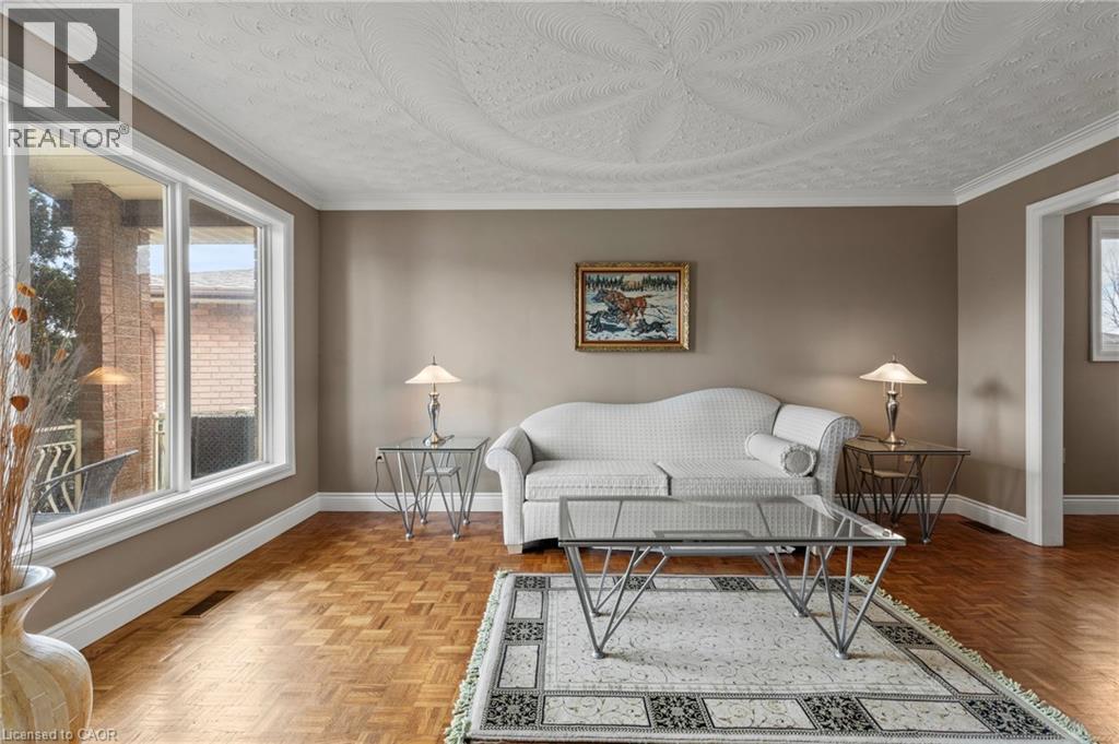 14 Indian Crescent, Hamilton, ON - Indoor Photo Showing Living Room