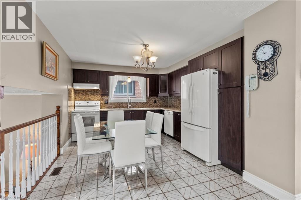 14 Indian Crescent, Hamilton, ON - Indoor Photo Showing Kitchen