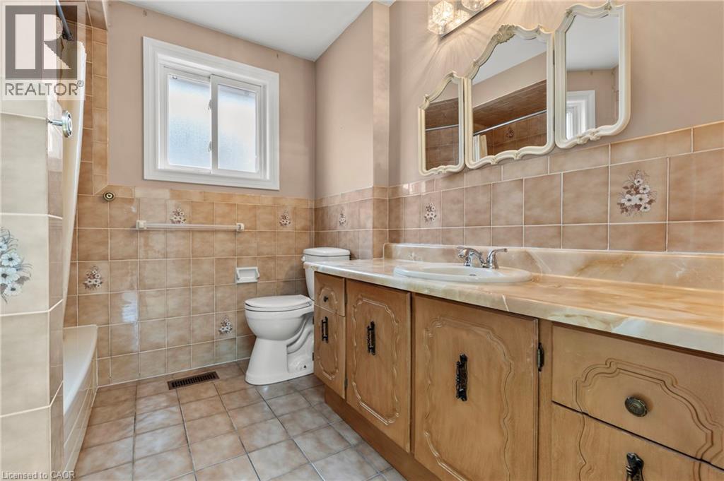 14 Indian Crescent, Hamilton, ON - Indoor Photo Showing Bathroom