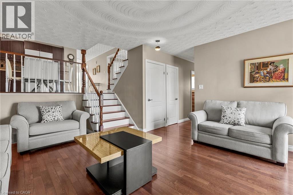 14 Indian Crescent, Hamilton, ON - Indoor Photo Showing Living Room