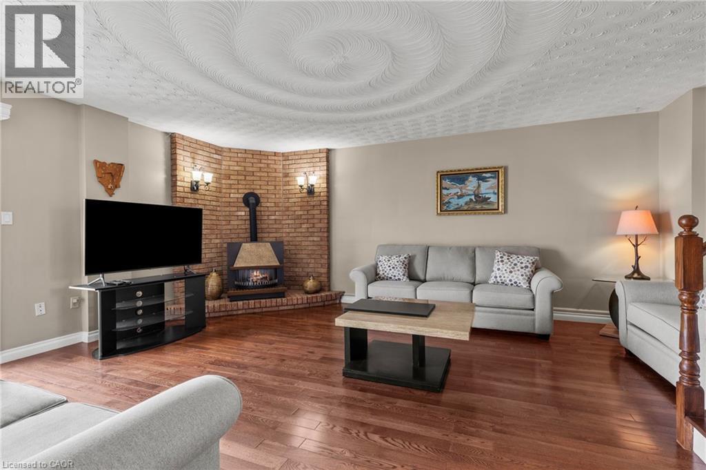 14 Indian Crescent, Hamilton, ON - Indoor Photo Showing Living Room