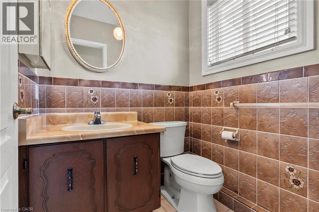 14 Indian Crescent, Hamilton, ON - Indoor Photo Showing Bathroom