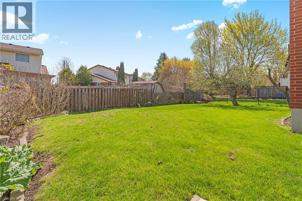 484 Hunterswood Court, Waterloo, ON - Outdoor