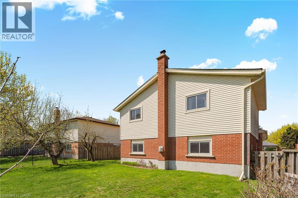 484 Hunterswood Court, Waterloo, ON - Outdoor