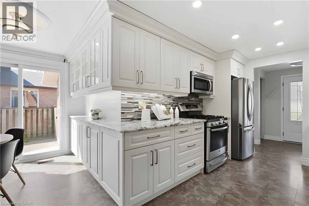 484 Hunterswood Court, Waterloo, ON - Indoor Photo Showing Kitchen With Stainless Steel Kitchen
