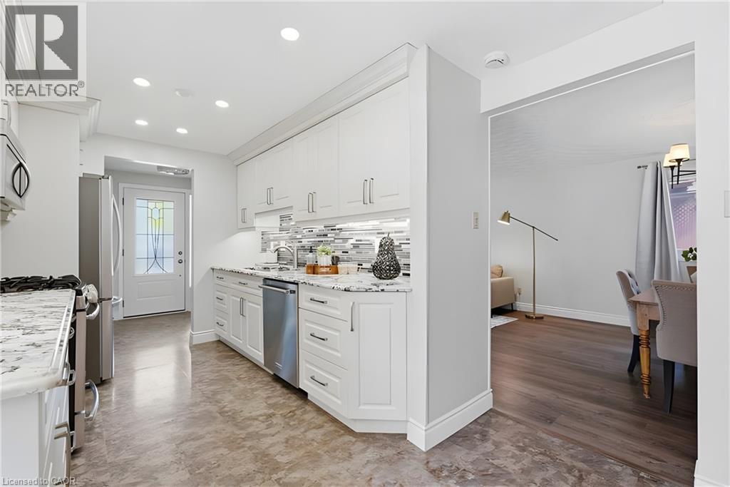 484 Hunterswood Court, Waterloo, ON - Indoor Photo Showing Kitchen With Upgraded Kitchen