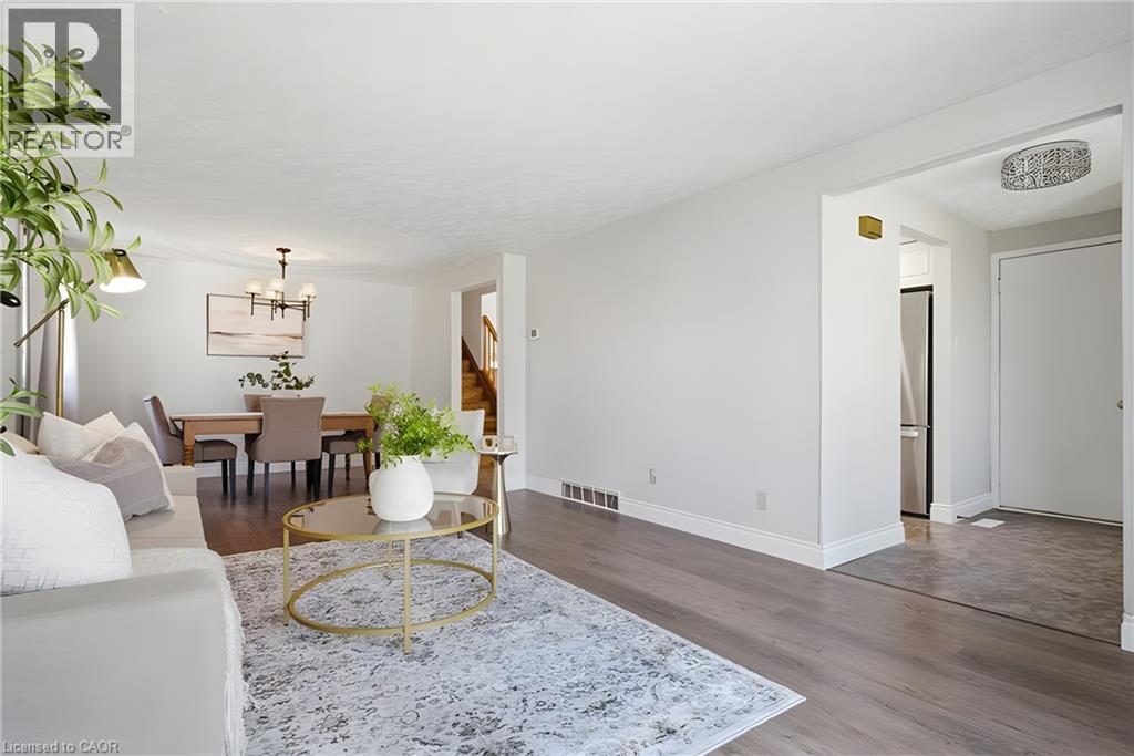 484 Hunterswood Court, Waterloo, ON - Indoor Photo Showing Living Room