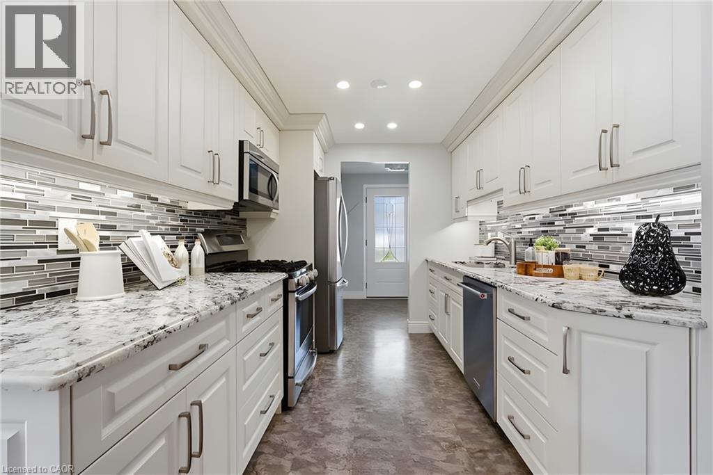 484 Hunterswood Court, Waterloo, ON - Indoor Photo Showing Kitchen With Upgraded Kitchen