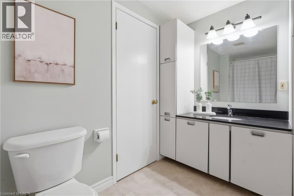 484 Hunterswood Court, Waterloo, ON - Indoor Photo Showing Bathroom