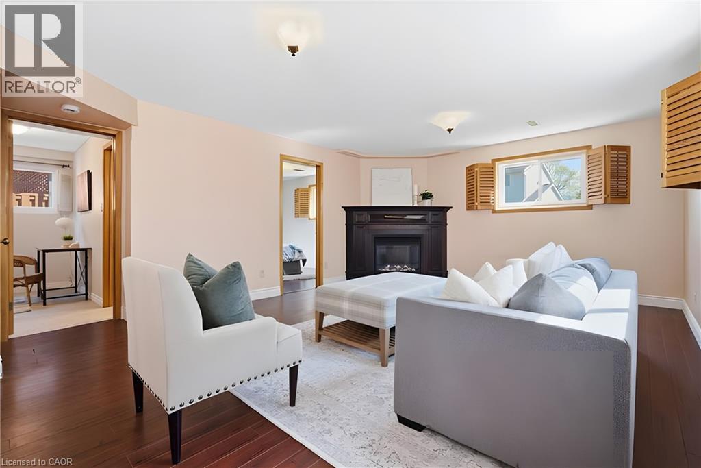 484 Hunterswood Court, Waterloo, ON - Indoor Photo Showing Living Room With Fireplace