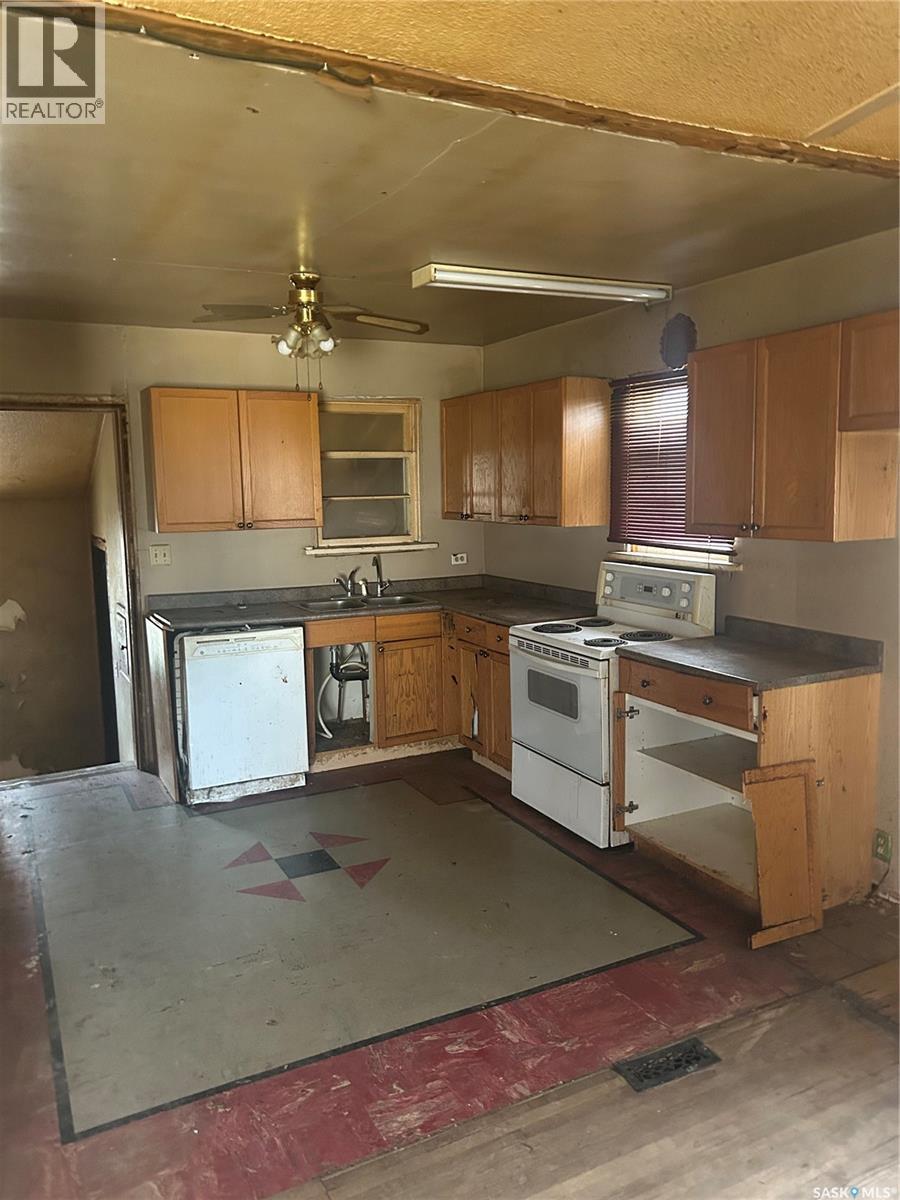 1133 Elphinstone Street, Regina, SK - Indoor Photo Showing Kitchen With Double Sink