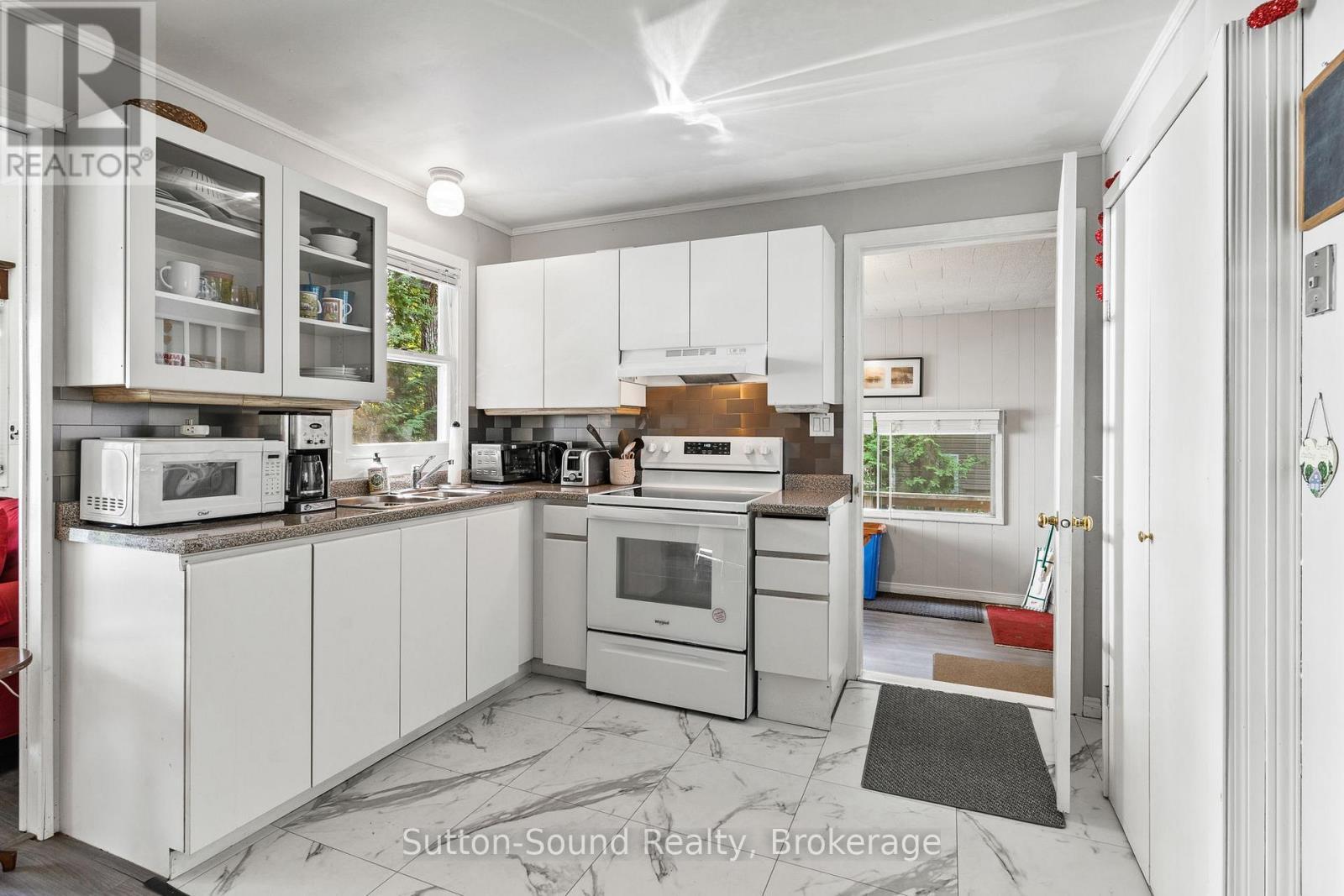 606 Mallory Beach Road, South Bruce Peninsula, ON - Indoor Photo Showing Kitchen