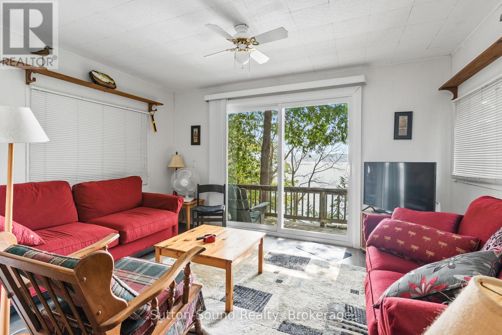 606 Mallory Beach Road, South Bruce Peninsula, ON - Indoor Photo Showing Living Room