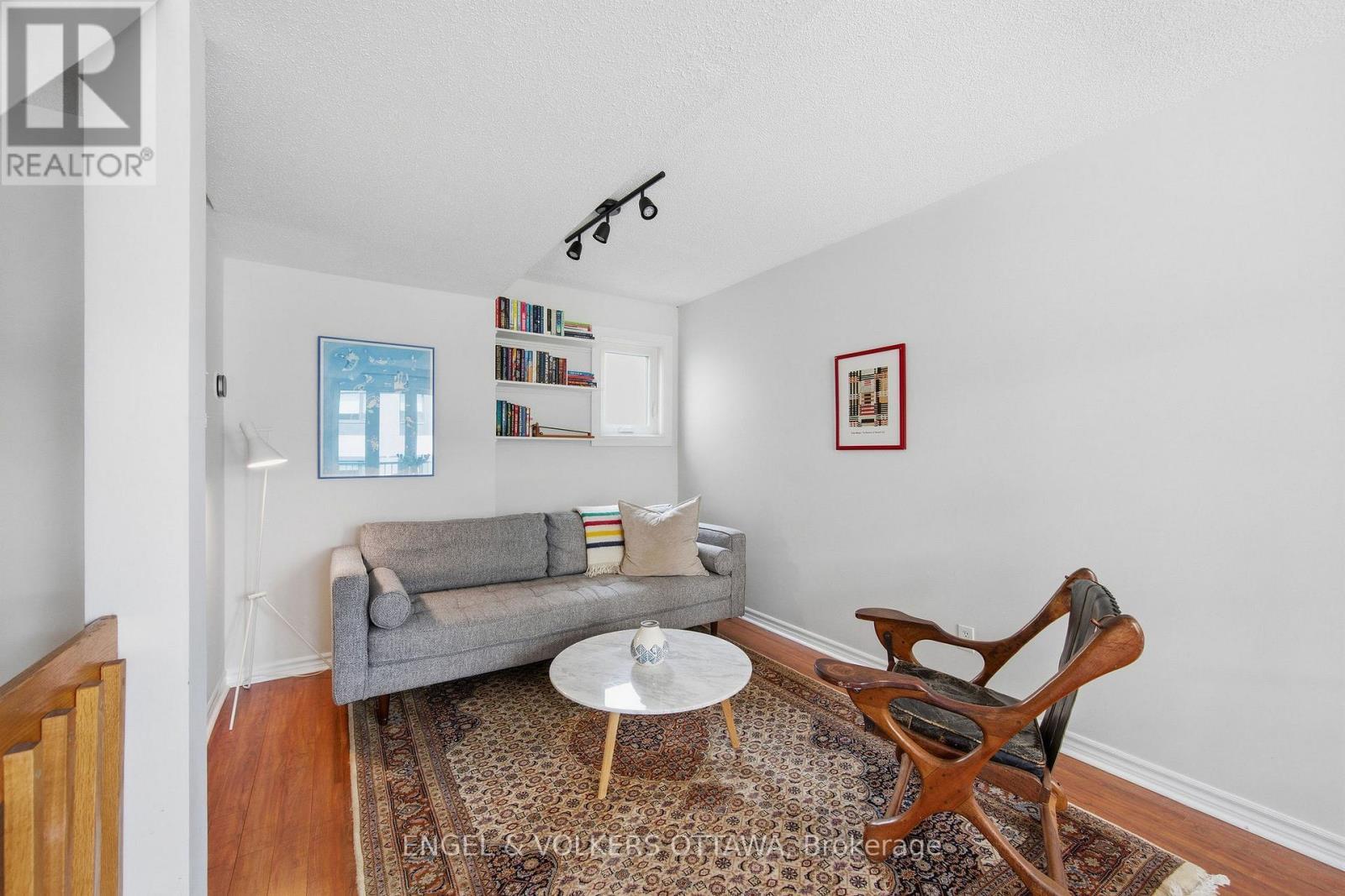 150 Forward Avenue, Ottawa, ON - Indoor Photo Showing Living Room