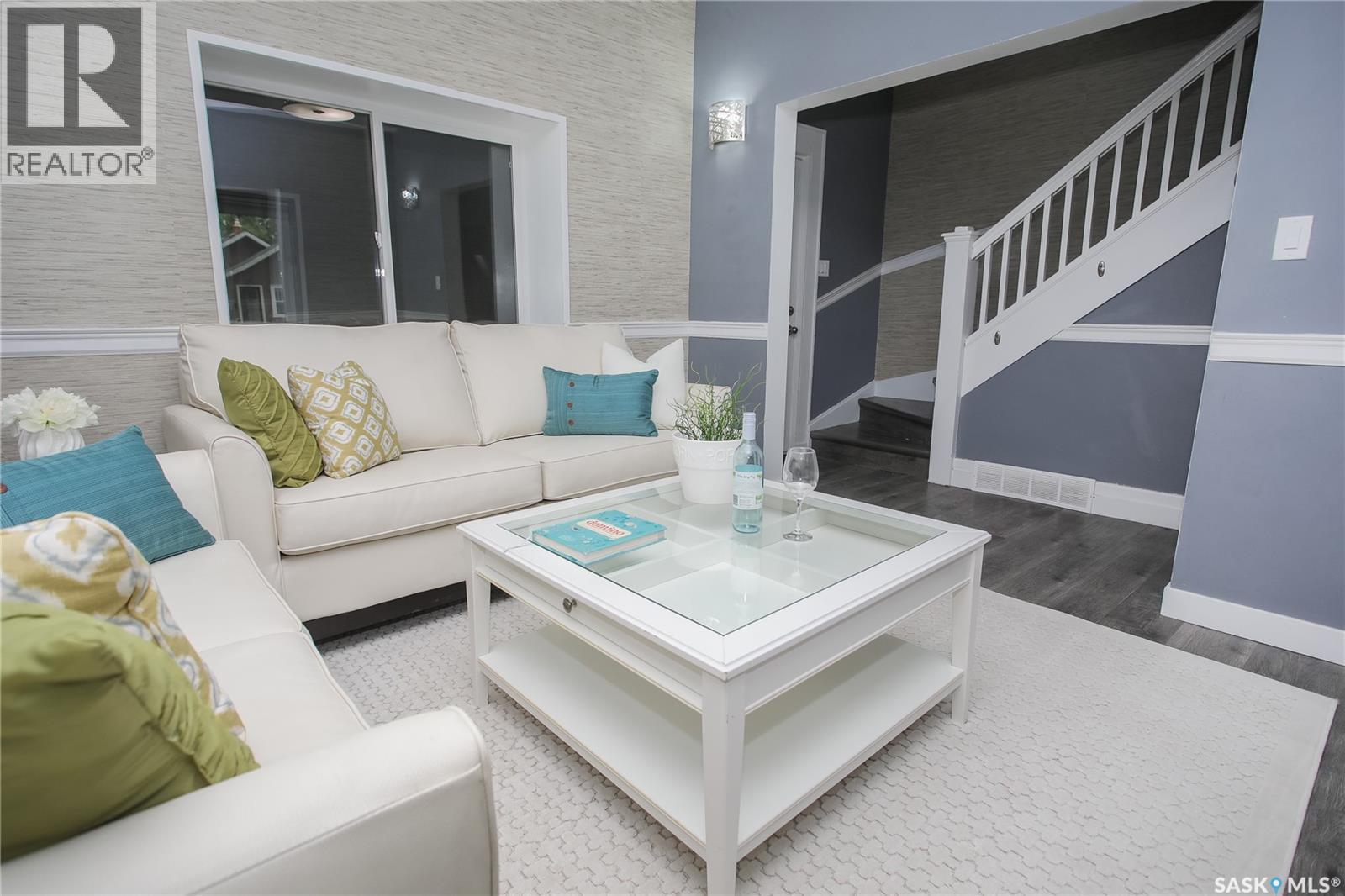 917 6Th Avenue N, Saskatoon, SK - Photo Showing Living Room