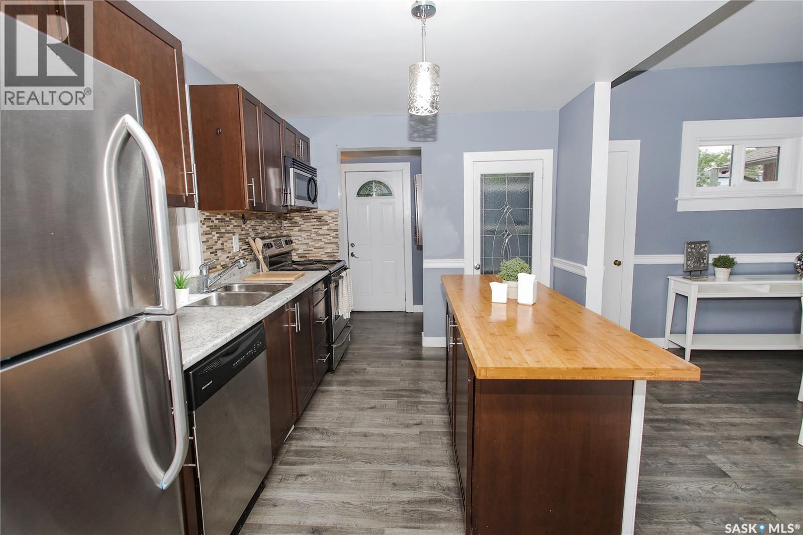 917 6Th Avenue N, Saskatoon, SK - Indoor Photo Showing Kitchen With Double Sink With Upgraded Kitchen
