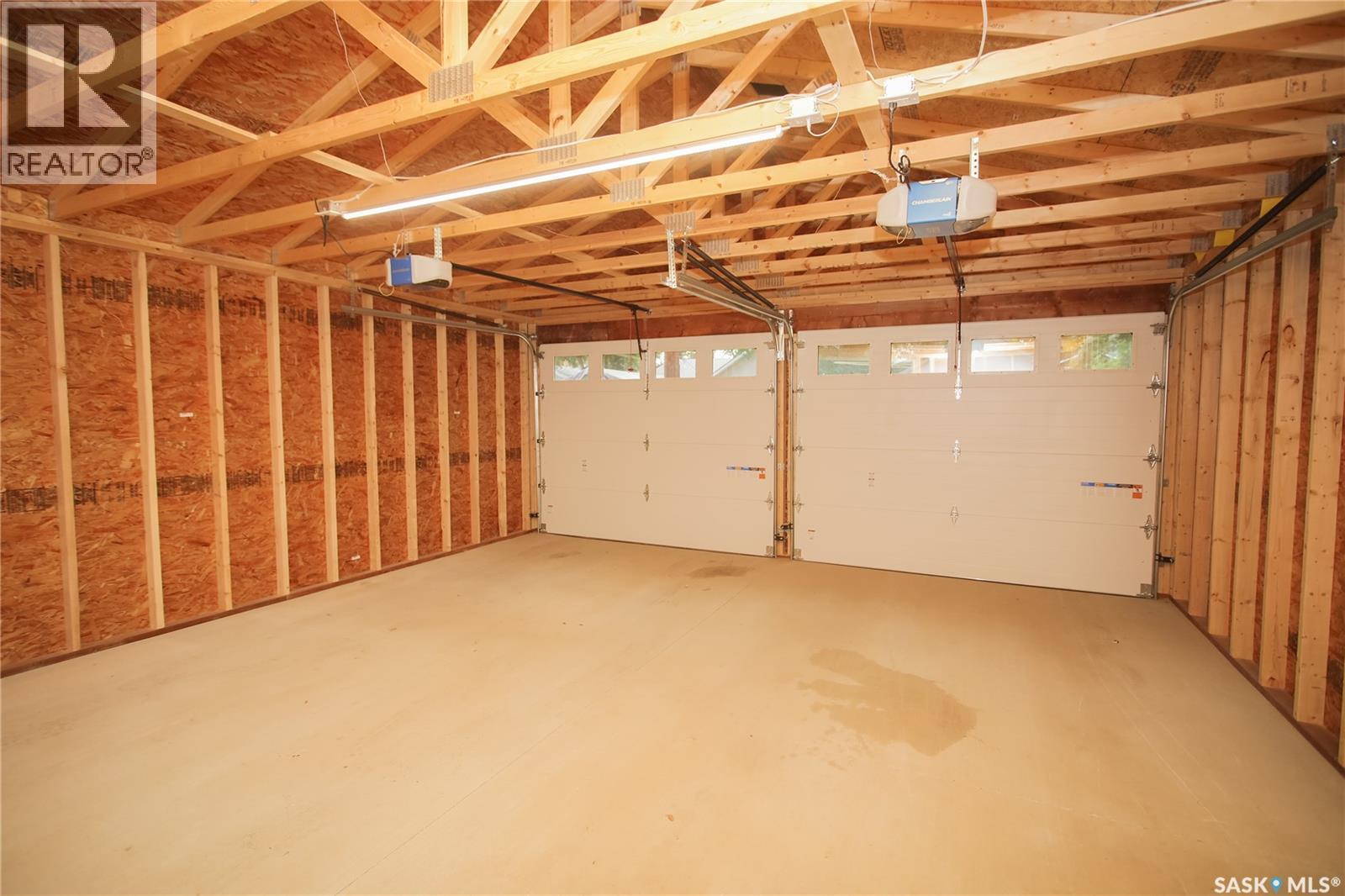 917 6Th Avenue N, Saskatoon, SK - Indoor Photo Showing Garage