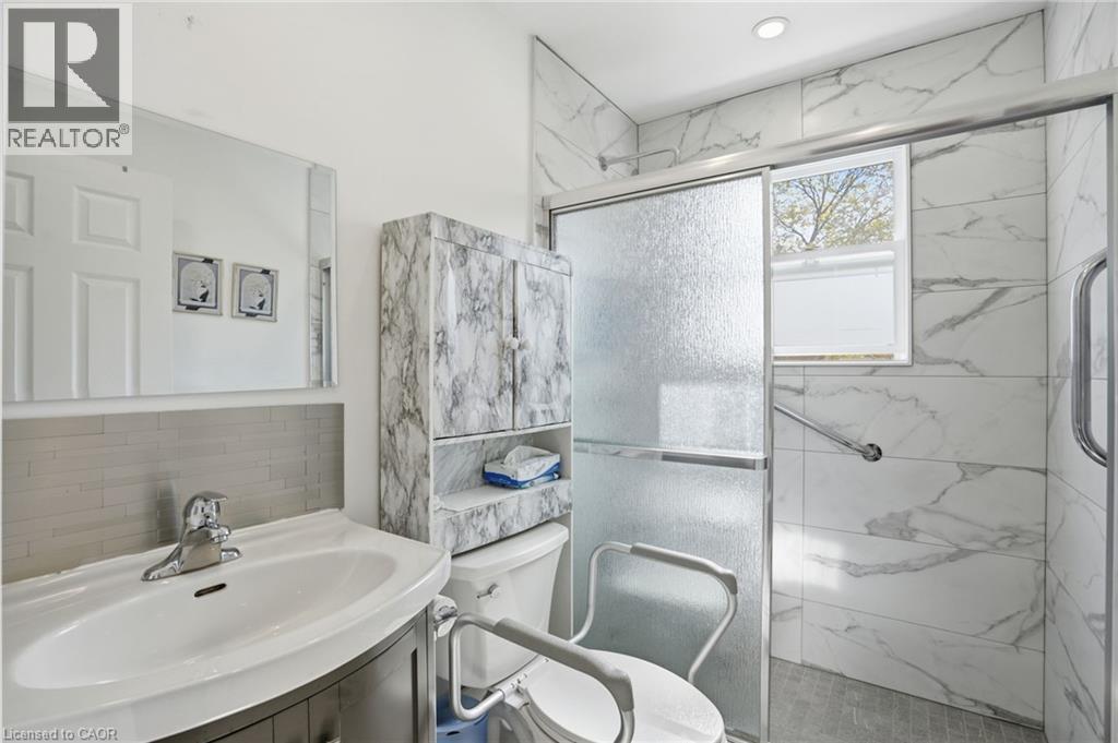 249 West 18Th Street, Hamilton, ON - Indoor Photo Showing Bathroom