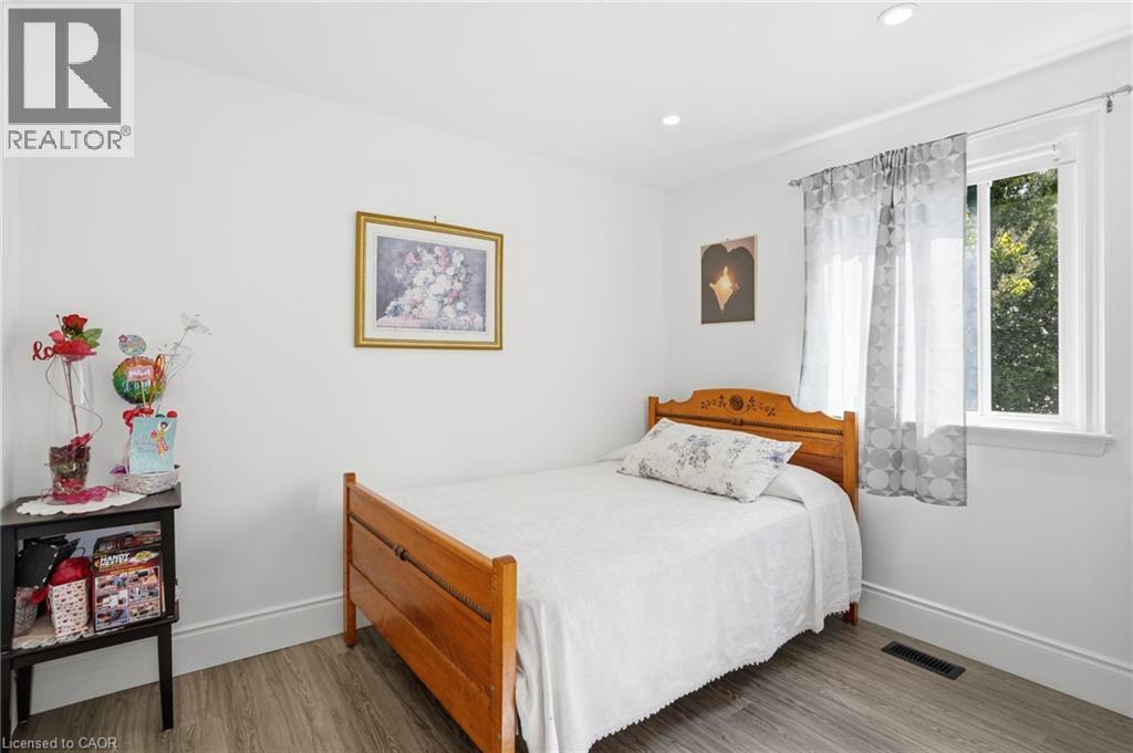 249 West 18Th Street, Hamilton, ON - Indoor Photo Showing Bedroom