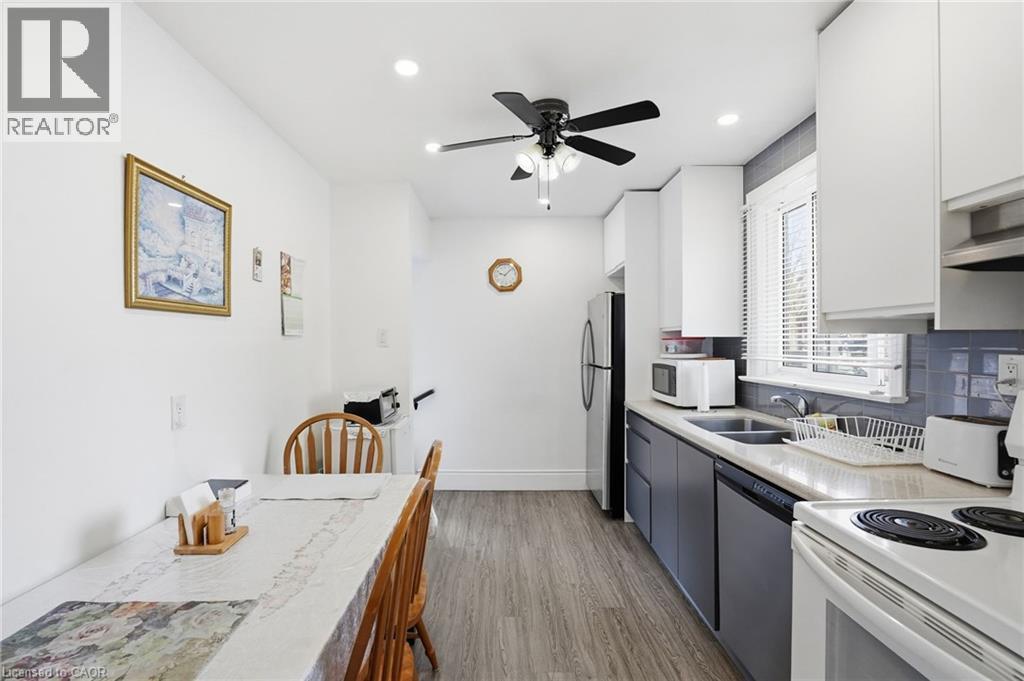 249 West 18Th Street, Hamilton, ON - Indoor Photo Showing Kitchen With Double Sink