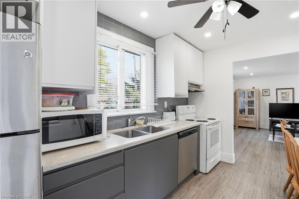 249 West 18Th Street, Hamilton, ON - Indoor Photo Showing Kitchen With Double Sink