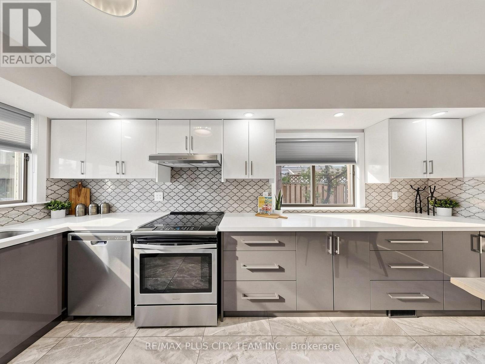 260 Renforth Drive, Toronto, ON - Indoor Photo Showing Kitchen With Upgraded Kitchen