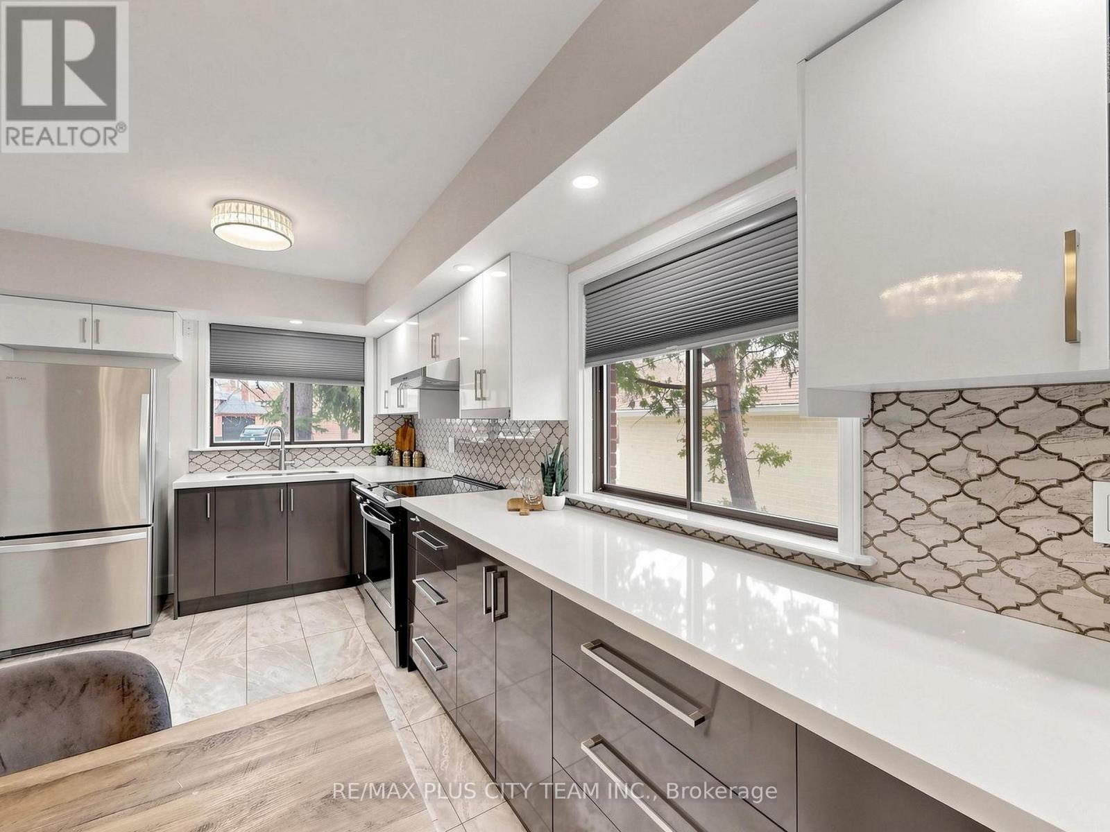 260 Renforth Drive, Toronto, ON - Indoor Photo Showing Kitchen With Upgraded Kitchen