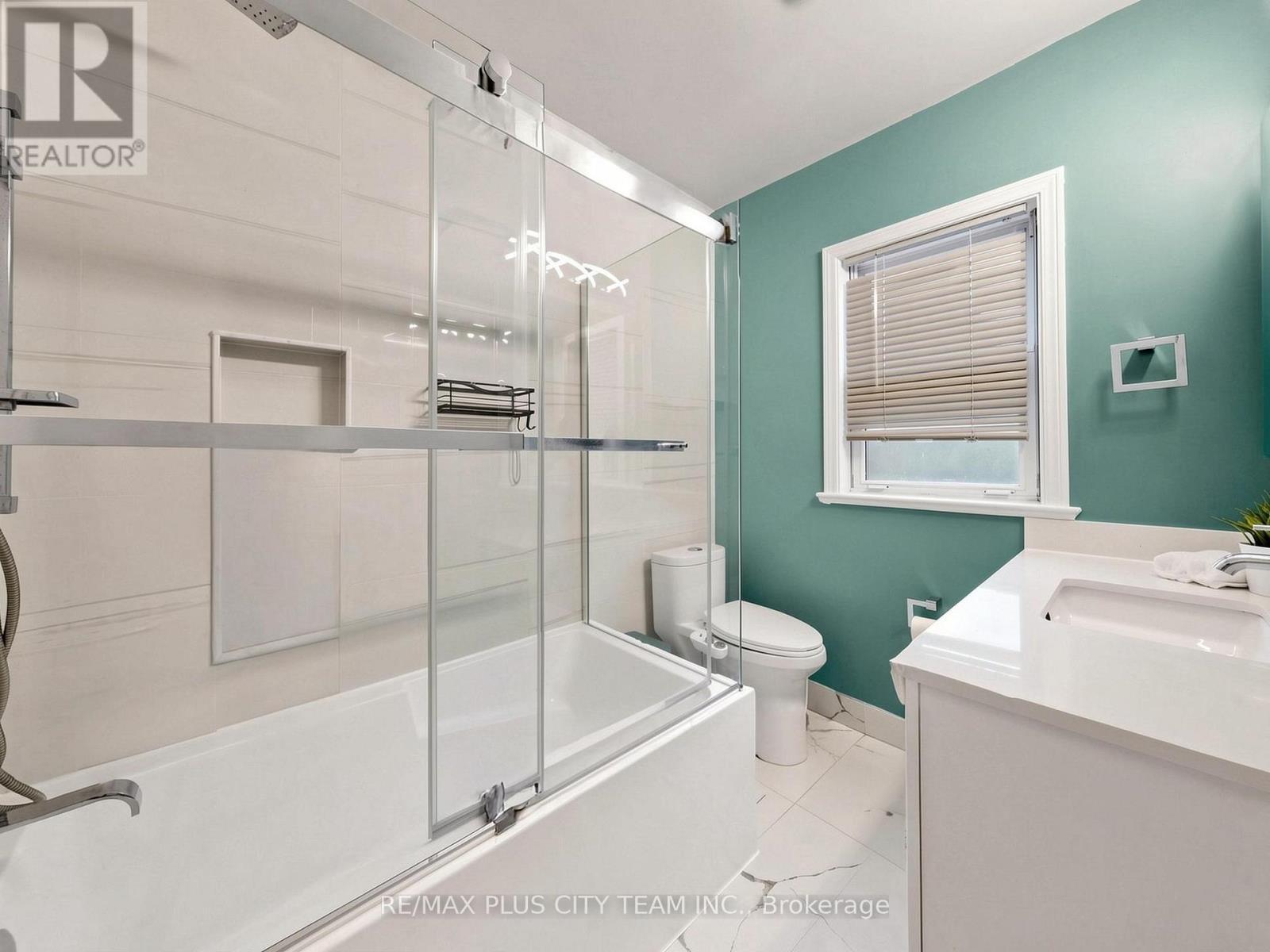 260 Renforth Drive, Toronto, ON - Indoor Photo Showing Bathroom