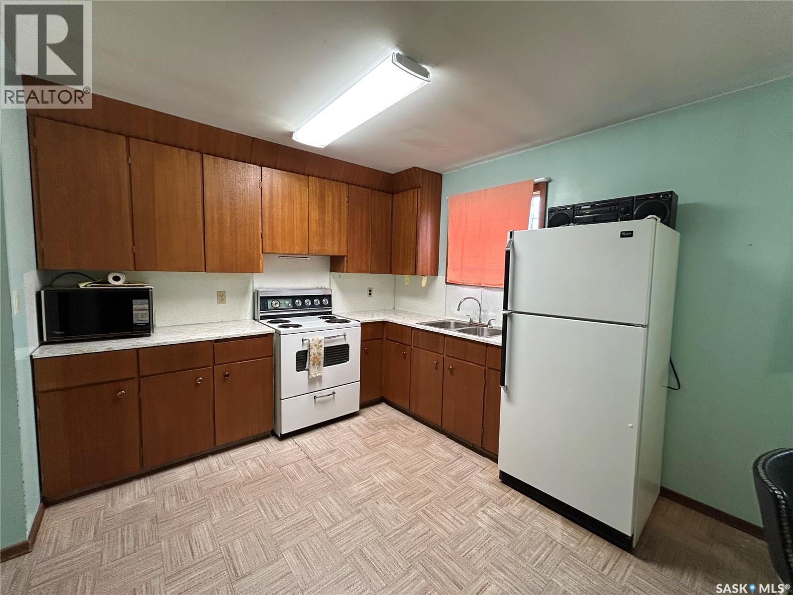 260 Duncan Road, Estevan, SK - Indoor Photo Showing Kitchen With Double Sink
