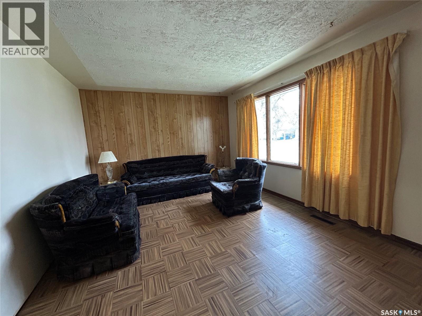 260 Duncan Road, Estevan, SK - Indoor