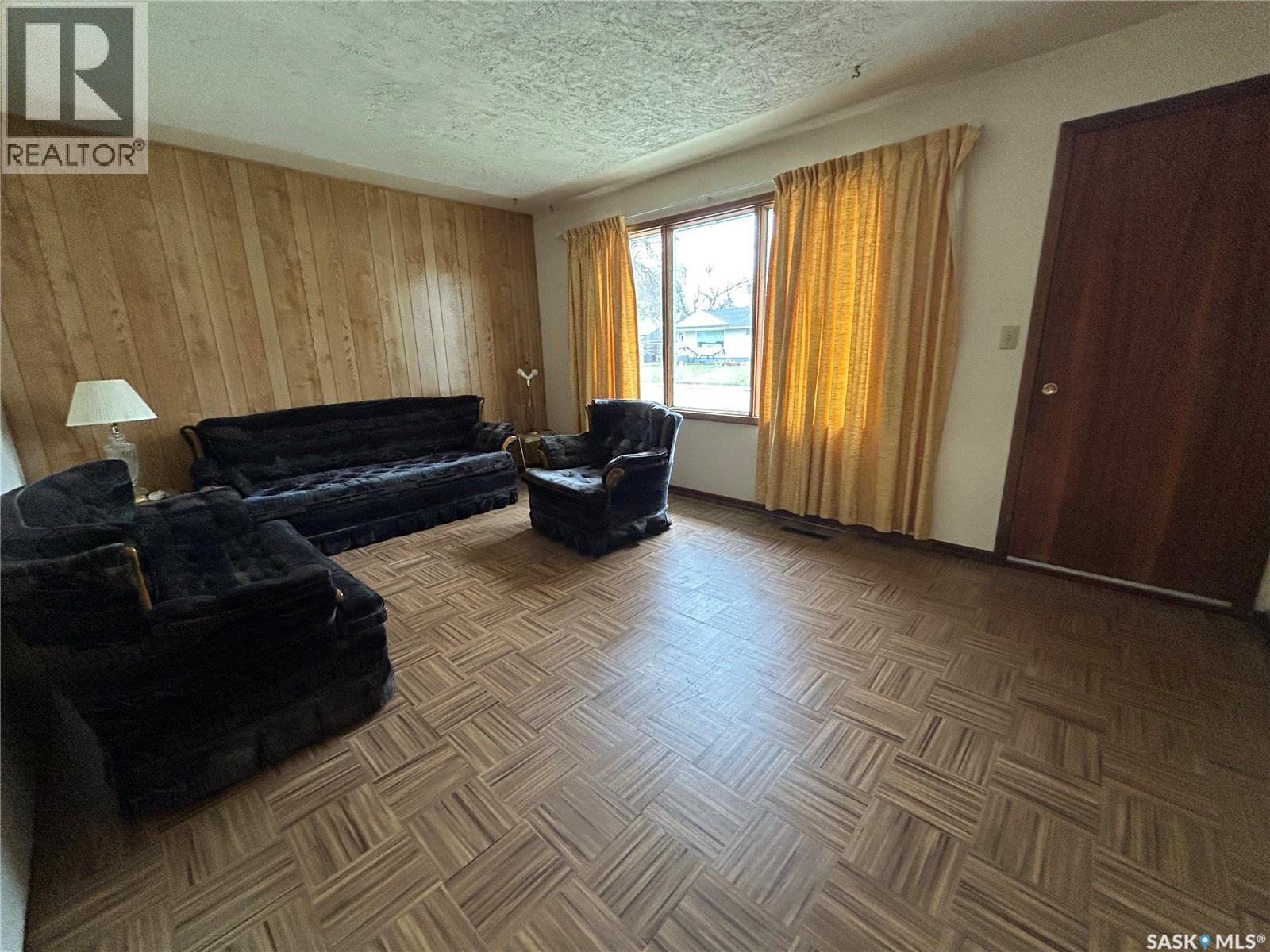 260 Duncan Road, Estevan, SK - Indoor
