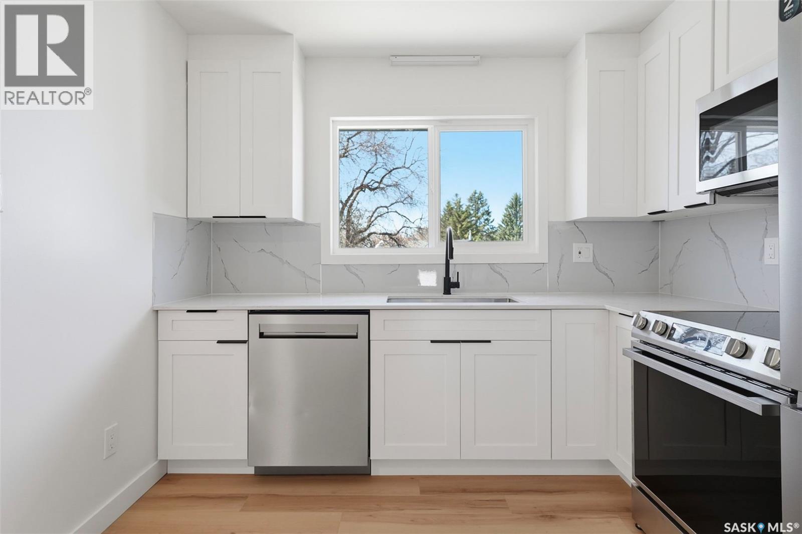 1310 East Centre, Saskatoon, SK - Indoor Photo Showing Kitchen With Stainless Steel Kitchen