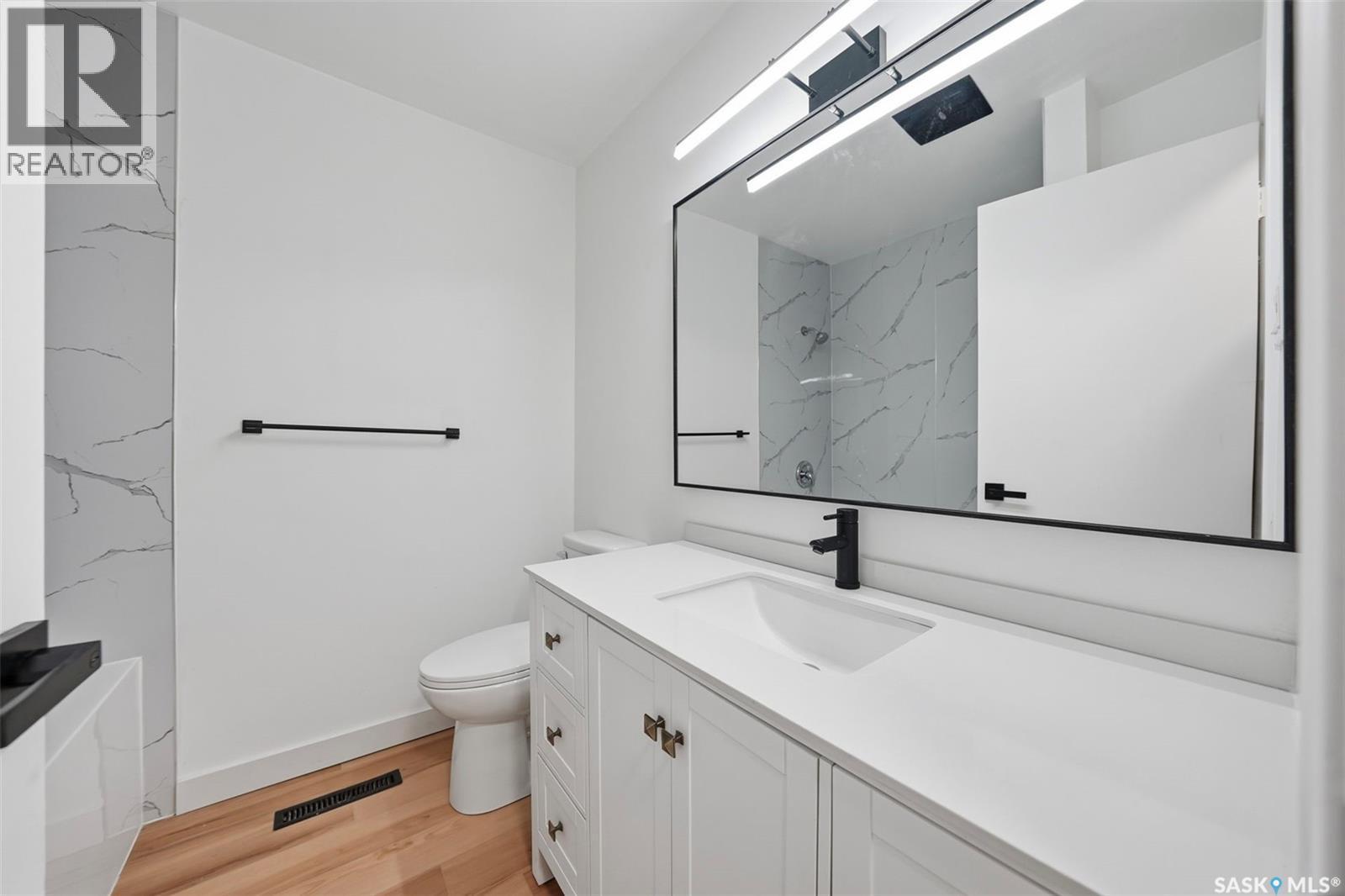 1310 East Centre, Saskatoon, SK - Indoor Photo Showing Bathroom