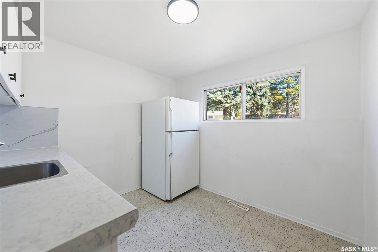 1310 East Centre, Saskatoon, SK - Indoor