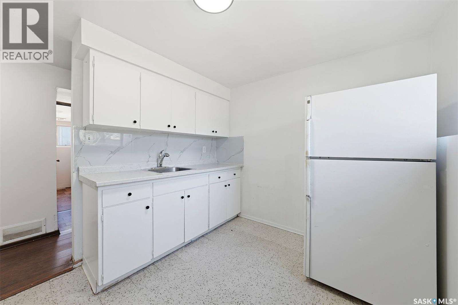 1310 East Centre, Saskatoon, SK - Indoor Photo Showing Kitchen