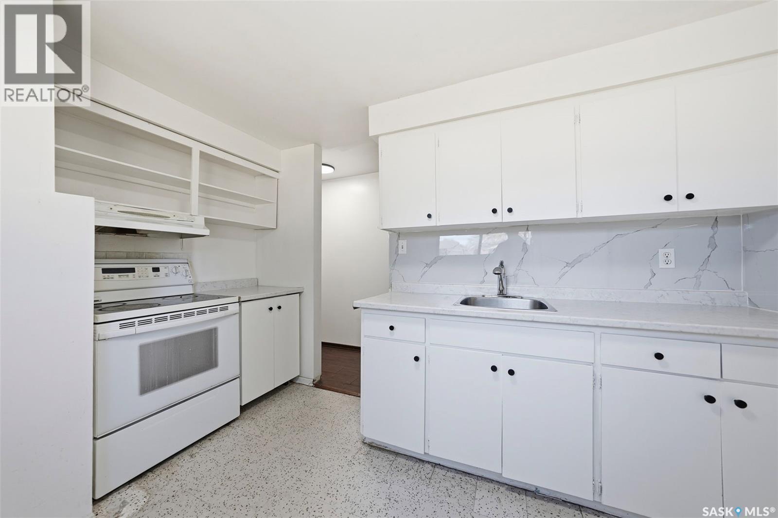 1310 East Centre, Saskatoon, SK - Indoor Photo Showing Kitchen