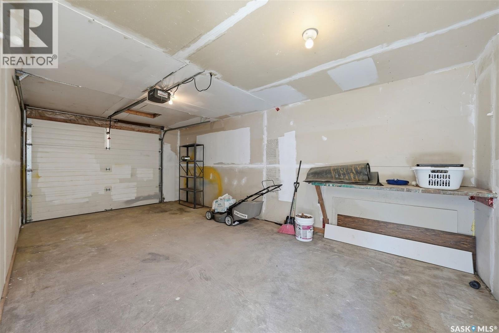 1310 East Centre, Saskatoon, SK - Indoor Photo Showing Garage