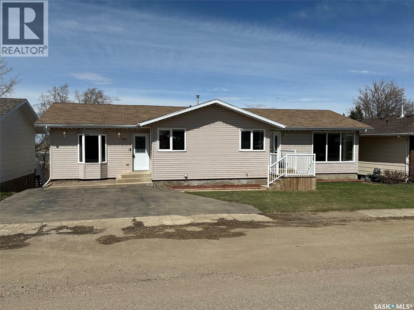 1114 Herbert Avenue, Herbert, SK - Outdoor