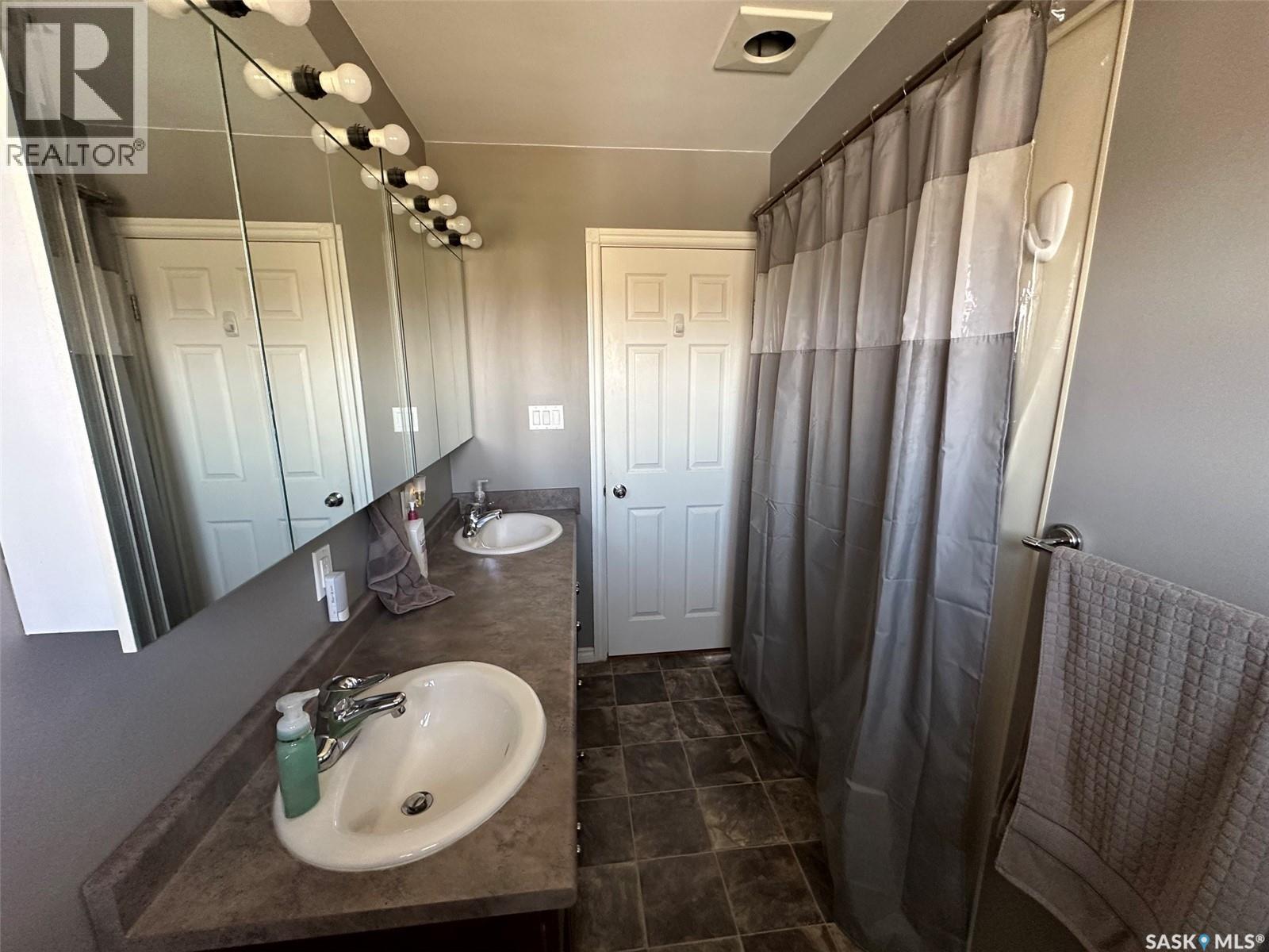 1114 Herbert Avenue, Herbert, SK - Indoor Photo Showing Bathroom