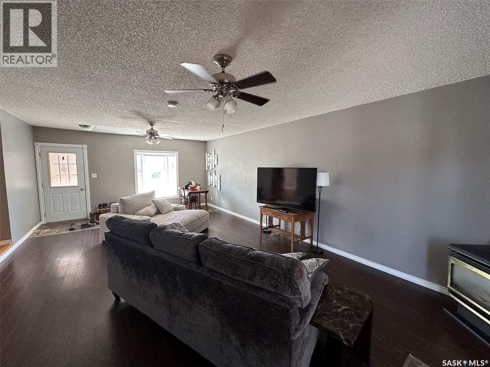 1114 Herbert Avenue, Herbert, SK - Indoor Photo Showing Living Room