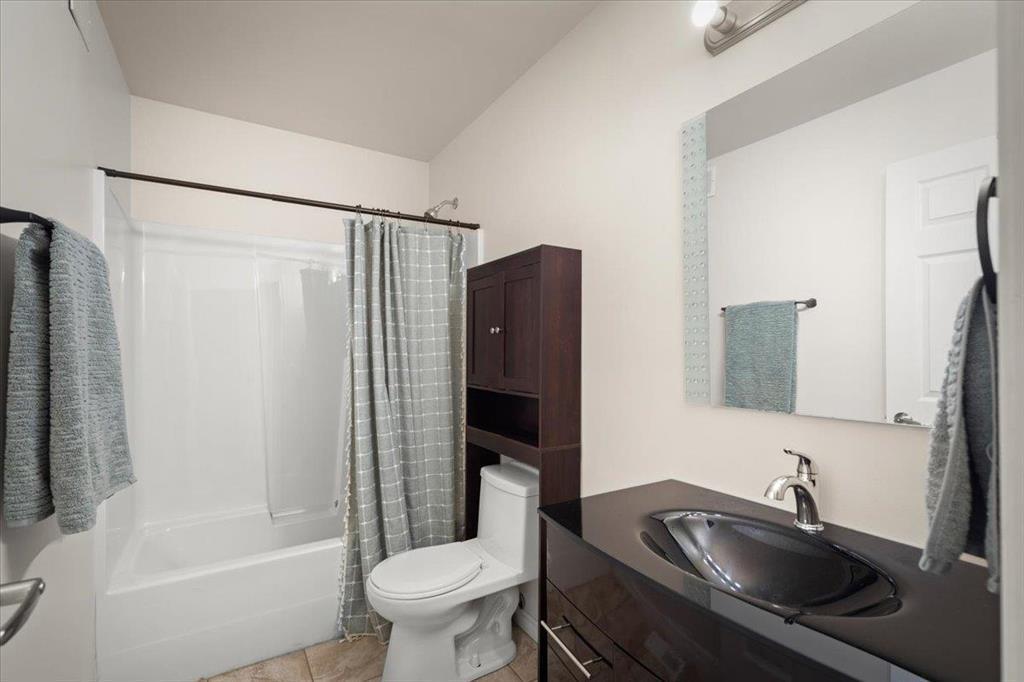 Main floor bathroom - 278 Laxdal Road, Winnipeg, MB - Indoor Photo Showing Bathroom