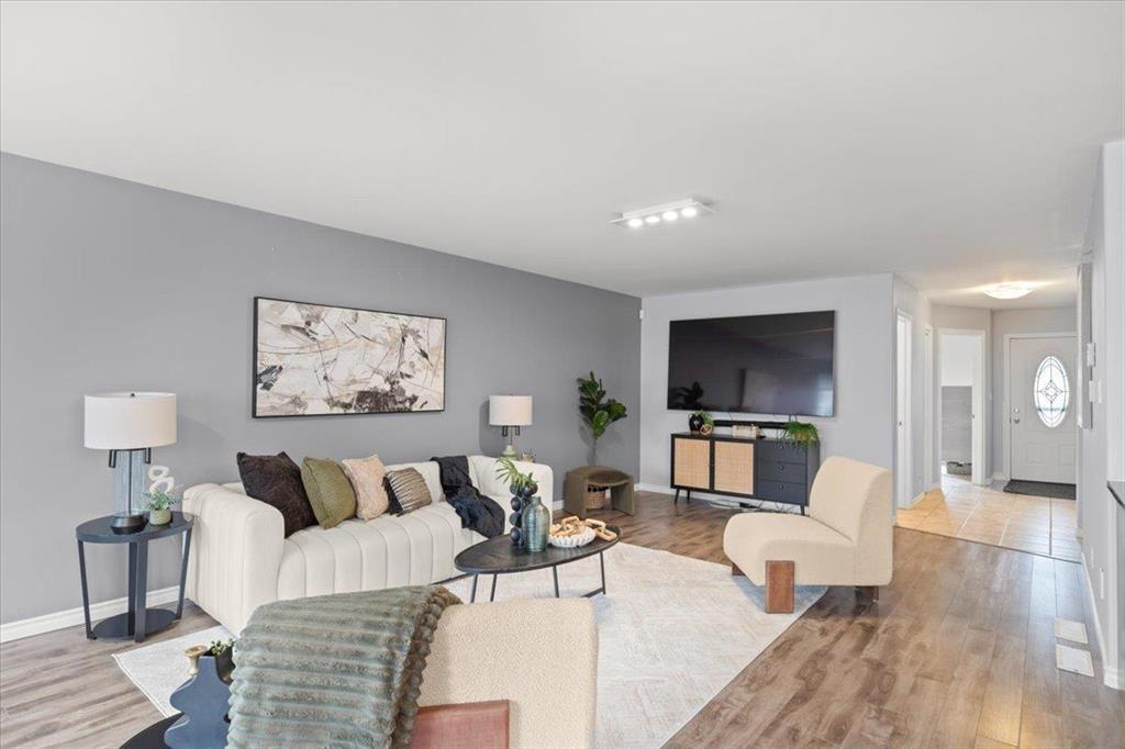 278 Laxdal Road, Winnipeg, MB - Indoor Photo Showing Living Room