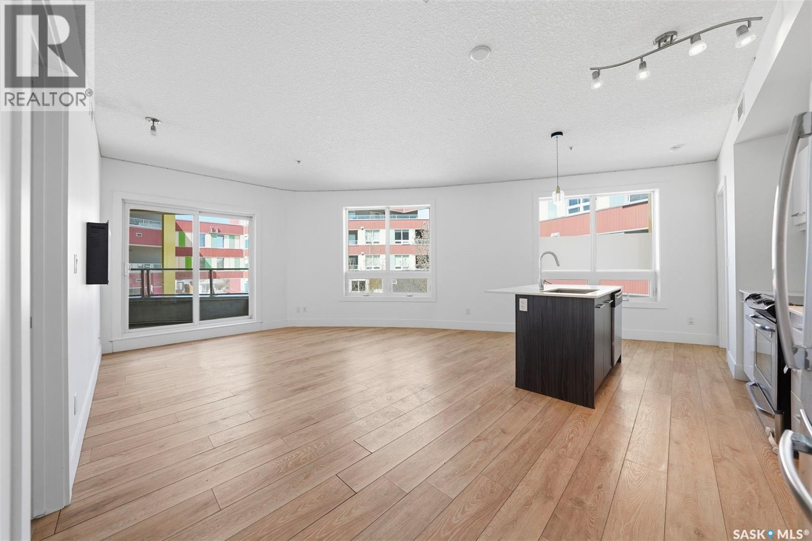 204 409 B Avenue S, Saskatoon, SK - Indoor Photo Showing Living Room