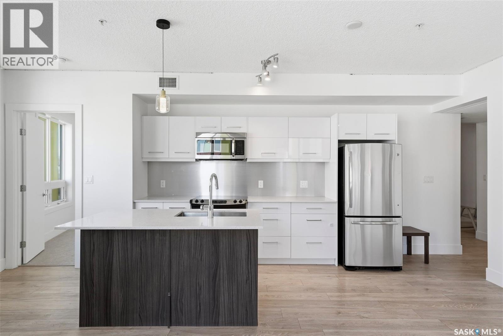 204 409 B Avenue S, Saskatoon, SK - Indoor Photo Showing Kitchen With Upgraded Kitchen
