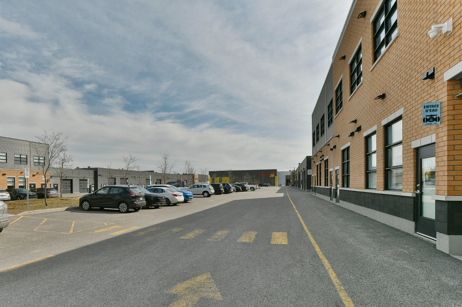 Front of Structure - 201-3305 Av. De La Gare, Mascouche, QC - Outdoor