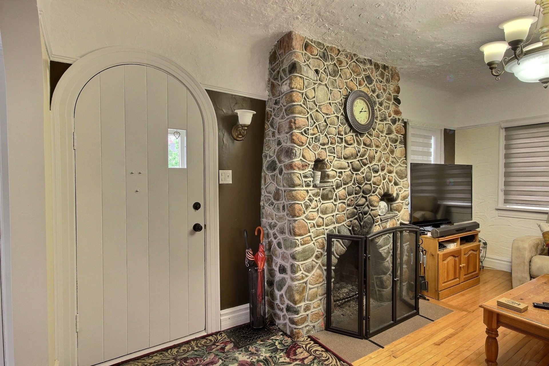 Mud Room - 4 7E Rue, Rouyn-Noranda, QC - Indoor Photo Showing Other Room With Fireplace