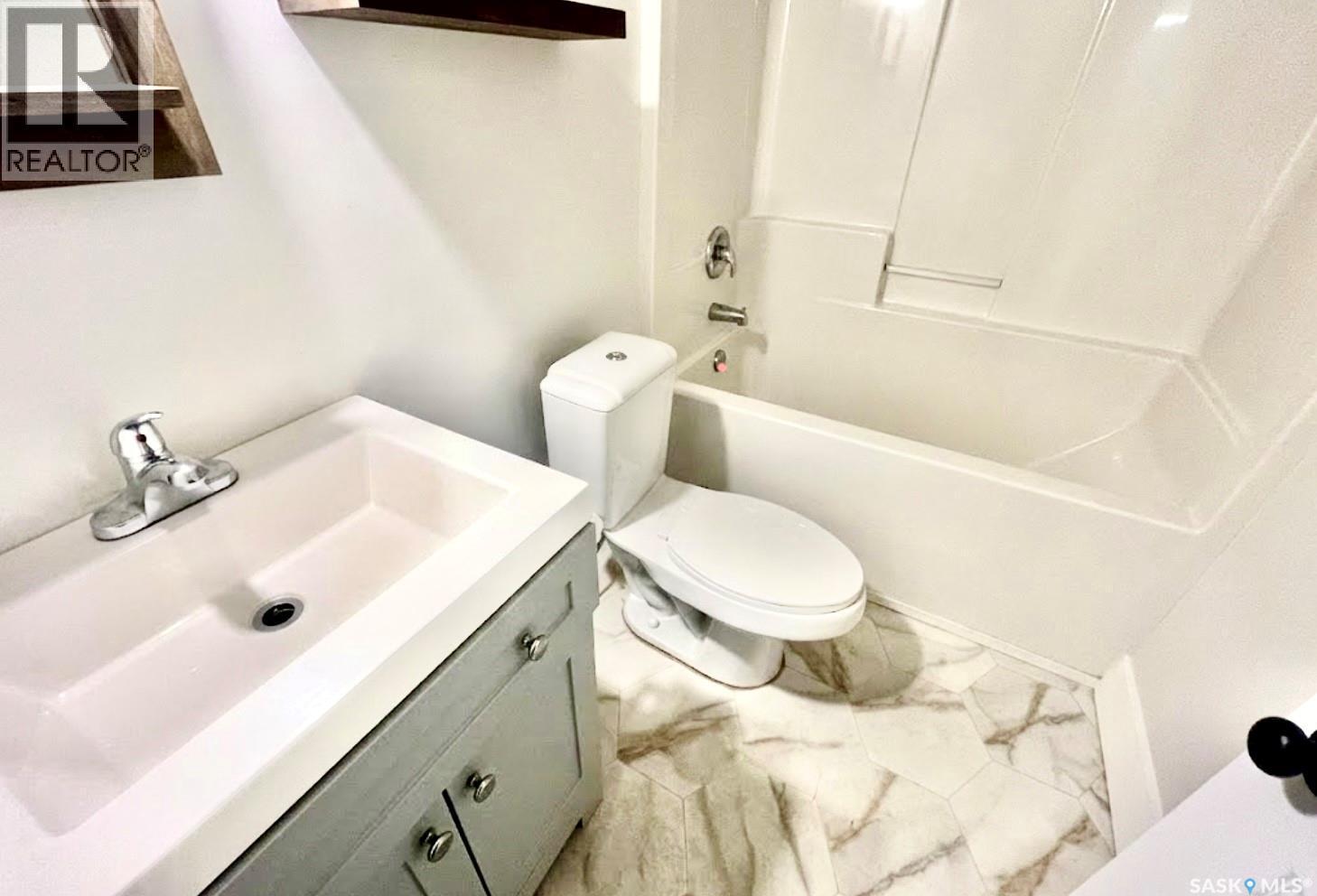 719 I Avenue S, Saskatoon, SK - Indoor Photo Showing Bathroom